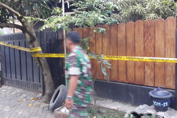 Salah satu rumah di Jalan Kapi Sraba XI Blok 10 H/12 Desa Mangliawan, Kecamatan Pakis, Kabupaten Malang yang digeledah terkait terduga teroris di Surabaya, Senin (14/5/2018). 