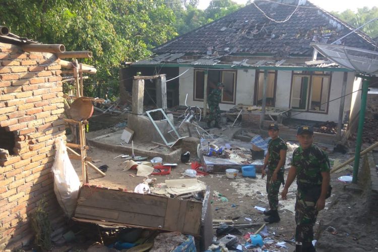 Lombok Timur, Kompas Com, inilah kondisi rumah jemaat Ahmadiyah yang dirusak.massa, Sabtu hingga Minggu lalu