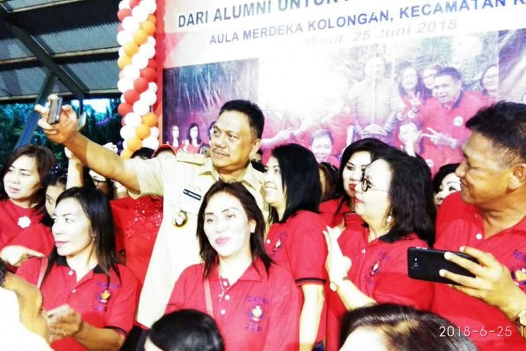 Gubernur Sulawesi Utara Olly Dondokambey menghadiri reuni alumni SMA Negeri 2 Manado, Senin (25/6/2018)