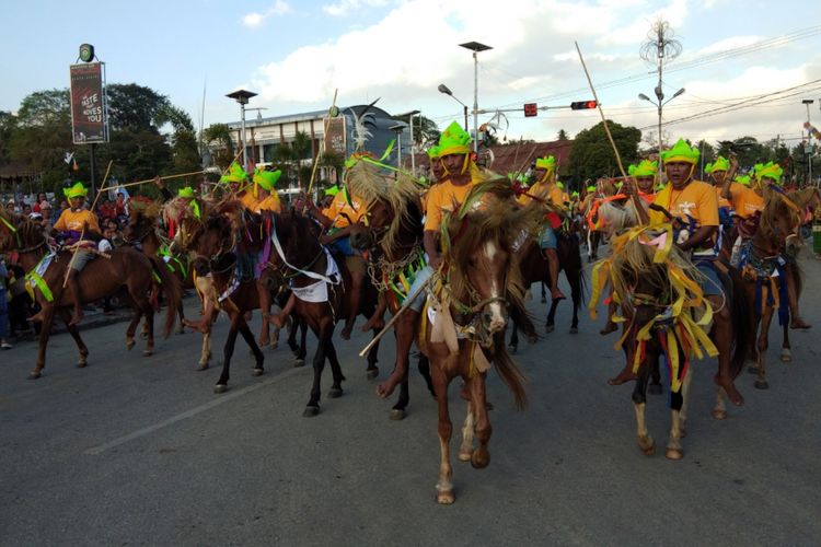 Para penunggang kuda, saat melakukan atraksi dalam kegiatan Parade Kuda Sandalwood di Kota Waikabubak, Sumba Barat, Sabtu (7/7/2018)