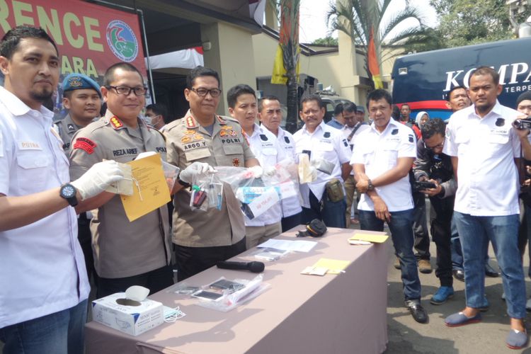 Polres Jakarta Utara memberikan keterangannya terkait penangkapan Fariz RM, Minggu (26/8/2018). Fariz ditangkap polisi lantaran menggunakan narkoba jenis sabu.