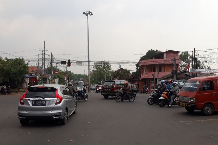 Tampak arus lalu lintas semrawut di perempatan Jalan M. Hasibuan, Kota Bekasi akibat pemadaman pada sejumlah lampu rambu lalu lintas, Rabu (5/9/2018).