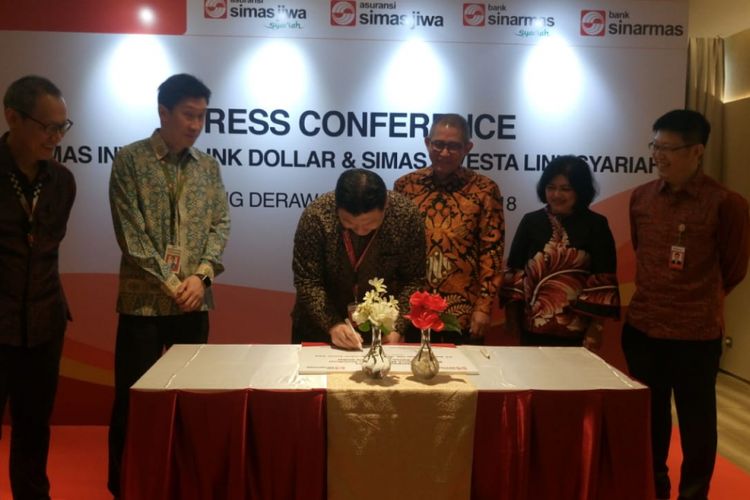 Penandatanganan kerja sama produk bancassurance antara Bank Sinarmas dan Asuransi Simas Jiwa di Jakarta, Rabu (7/11/2018). 