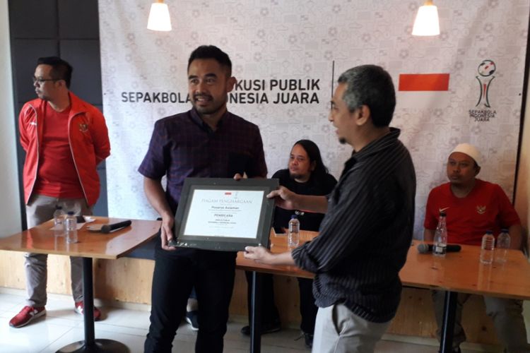 Mantan pesepak bola nasional Ponaryo Astaman saat menghadiri acara diskusi publik sepak bola Indonesia Juara di Kebon Sirih, Jakarta, Selasa (20/11/2018).