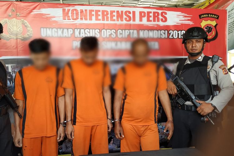 Dua polisi bersenjata mengawal tiga tersangka dalam konferensi pers bdibPolsek Cisaat, Sukabumi, Jawa Barat, Rabu (27/2/2019).