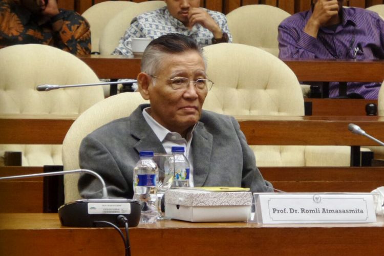 Pakar Hukum Pidana Romli Atmasasmita saat menghadiri rapat pansus hak angket KPK di Kompleks Parlemen, Senayan, Jakarta, Selasa (11/7/2017).
