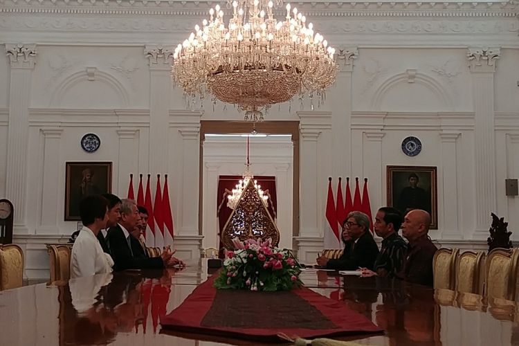 Presiden Joko Widodo menerima kunjungan Wakil Perdana Menteri Singapura di Istana Merdeka, Jakarta, Jumat (11/8/2017).