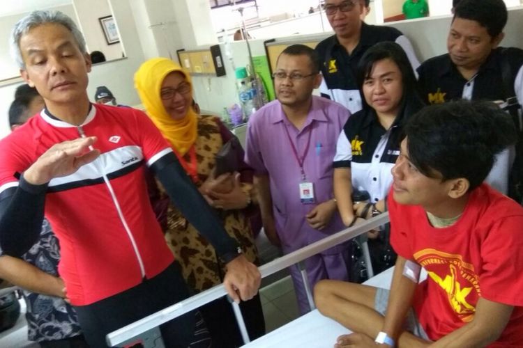 Gubernur Jawa Tengah Ganjar Pranowo menjenguk Suroso (21) yang terbaring sakit di RS Kariyadi Semarang. Ganjar datang tepat di ulang tahun ke 21 pria asal Tegal itu, Jumat (18/8/2017)