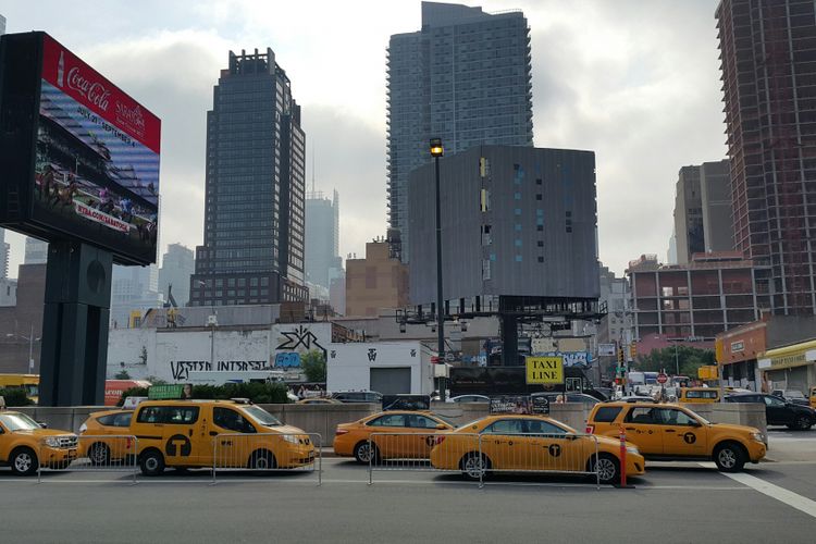 Deretan taksi sedang menunggu penumpang di Kota New York, Selasa (22/8/2017). Persaingan yang ketat di antara penyedia layanan taksi membuat pemerintah kota memberlakukan aturan yang lebih adil dan tidak merugikan pengguna.
