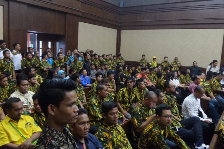 Massa AMPG memadati ruang sidang di Pengadilan Tipikor Jakarta, Kamis (28/9/2017).