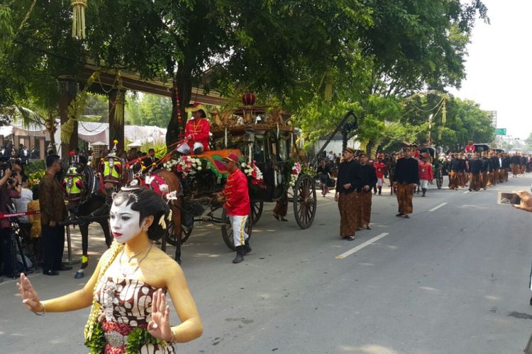 Iring-iringan kereta kuda yang membawa Kahiyang Ayu berjalan menuju Gedung Graha Saba Buana, Solo, Jawa Tengah, Rabu (8/11/2017) pagi.