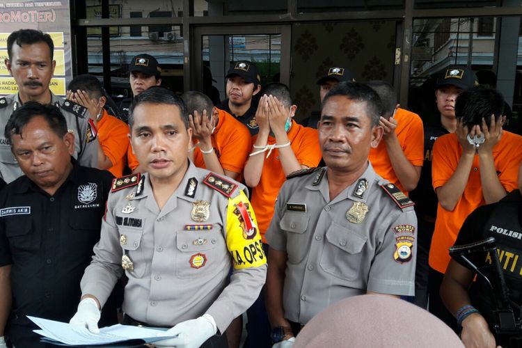 Enam mahasiswa ditangkap polisi di Kabupaten Gowa, Sulawesi Selatan lantaran mengedarkan ganja dan tembakau gorilla. Kamis, (18/1/2018).