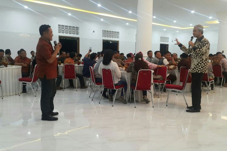 Gubernur Jawa Tengah Ganjar Pranowo berdialog dengan petugas inseminator asal Wonogiri saat bertatap muka di Gedung Taman Sari, Colomadu, Karanganyar, Senin (29/1/2018) malam.