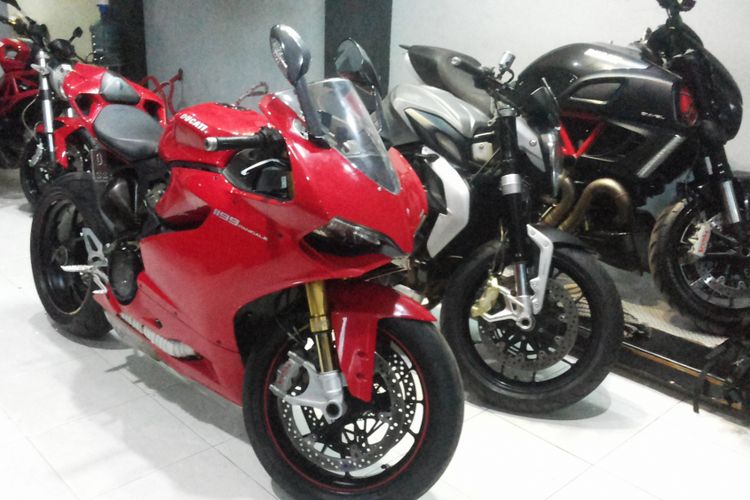 Sejumlah motor Ducati yang dijual diler moge seken R&J Motorsport yang beralamat di Jalan Jatiluhur, Duren Tiga, Jakarta Selatan, Jumat (9/2/2018).