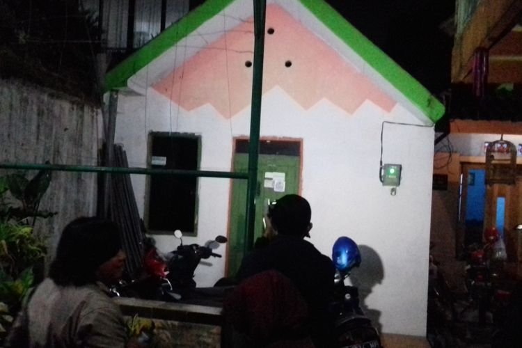Suasana di kediaman ARH dan INM di Jalan Gading Pesantren Blok III nomor 1 RT 1 RW 6 Kelurahan Gading Kasri, Kecamatan Klojen, Kota Malang pascapenangkapan terduga teroris, Kamis (17/5/2018) malam.