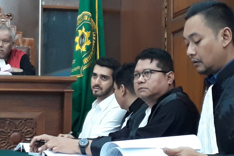 Artis peran Fachri Albar menjalani sidang kasus penyalahgunaan narkotika dengan agenda pemeriksaan saksi di Pengadilan Negeri Jakarta Selatan, Kamis (24/5/2018).
