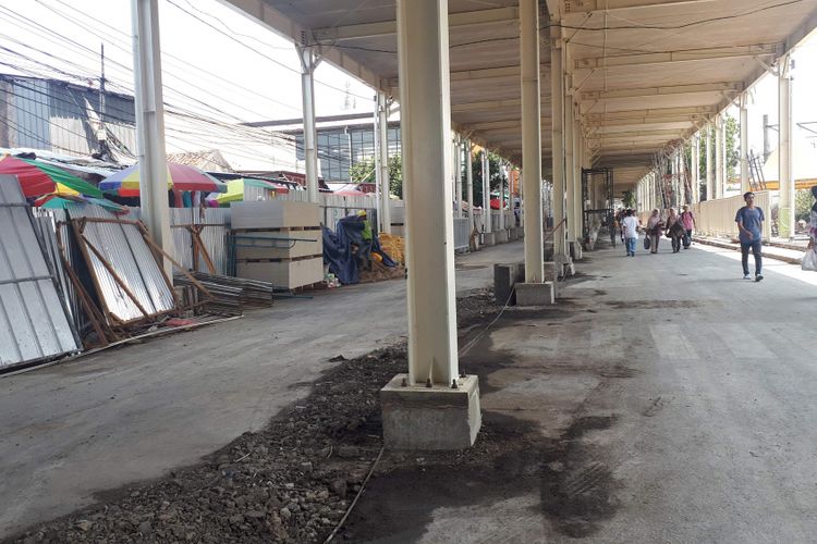 Jalan Jatibaru Raya, Tanah Abang, Jakarta Pusat yang berlokasi di bawah jembatan multiguna atau skybridge akan dibuka kembali pada Senin (15/10/2018).Pengamatan Kompas.com di lokasi sekitar pukul 12.30 WIB, material bangunan diantaranya seng, baja, dan beton-beton masih berserakan di bahu jalan. 