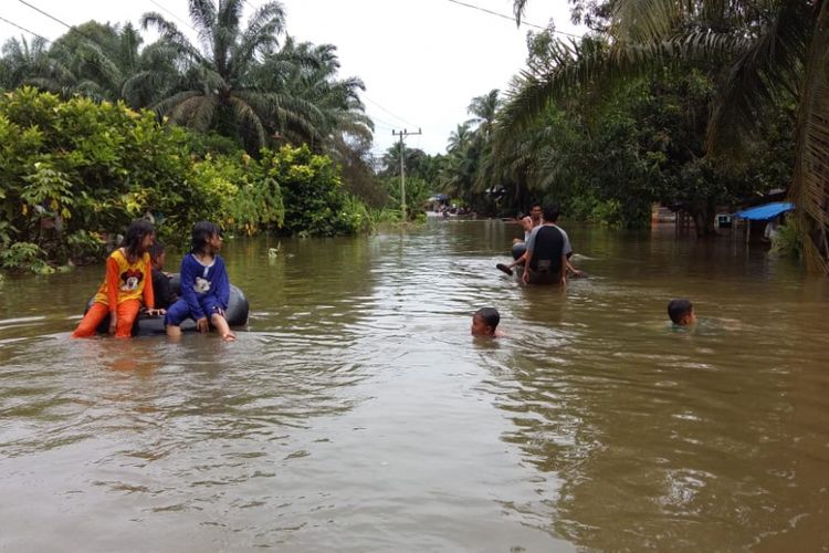 Banjir di Desa Padang Luas, Kecamatan Tambang, Kabupaten Kampar, Riau, Kamis (13/12/2018).