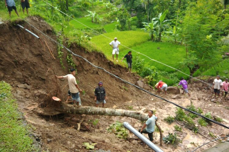 Lokasi longsor di Dusun Batur Turu, Desa Mertelu, Kecamatan Gedangsari, Gunungkidul yang memutuskan akses Jalan Dua desa Kamis (7/3/2019)