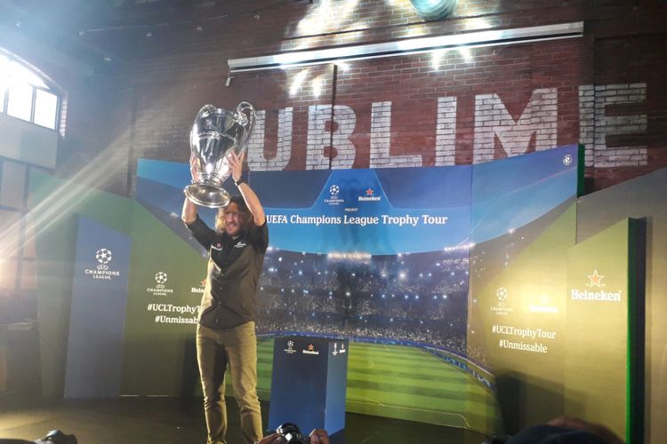 Legenda Barcelona, Carles Puyol mengangkat trofi Liga Champions dalam kunjungannya le Jakarta, Senin (11/3/2019). Puyol datang untuk memeriahkan UEFA Champions League Trophy Tour yang dihelat di tiga kota di Indonesia, masing-masing di Jakarta (11-12 Maret), Surabaya (13-14 Maret), dan Denpasar (16-17 Maret).