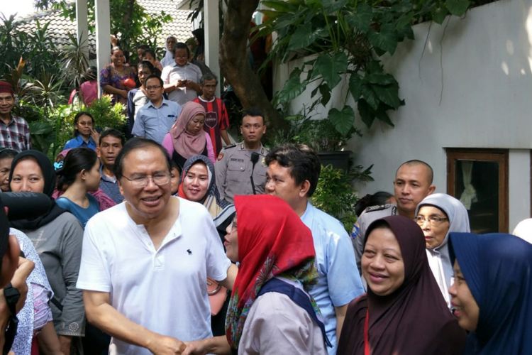 Sejumlah warga mendatangi rumah mantan Menteri Koordinator Bidang Kemaritiman Rizal Ramli di Jalan Bangka IX Nomor 49R, Mampang Prapatan, Jakarta Selatan, Rabu (4/7/2018).