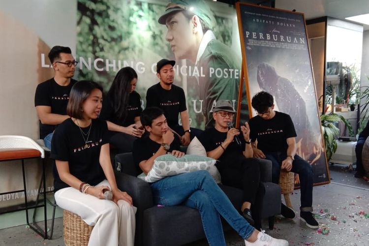 Produser dan para pemain film Perburuan dalam jumpa pers peluncuran poster di RBoJ Coffee, Warung Jati Barat, Pancoran, Jakarta Selatan, Rabu (26/6/2019).