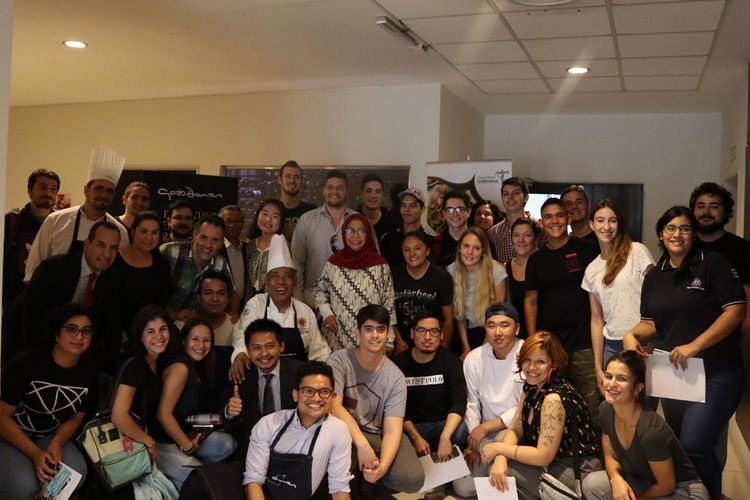 Chef Widjiono Purnomo berpose dengan para peserta kelas memasak dalam rangkaian acara Festival de Gastronomia de Indonesia yang berlangsung di Buenos Aires, Argentina, 8-12 April 2019. 