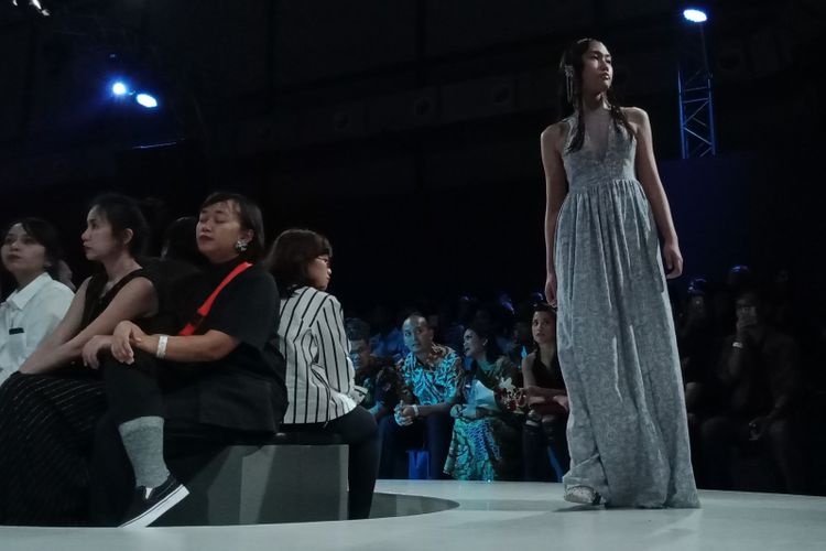 Koleksi busana Batik Berkah by Barli Asmara yang ditampilkan pada Plaza Indonesian Fashion Week 2018, Jumat (23/3/2010).