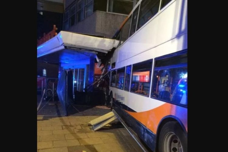 Bus bertingkat yang dikemudikan sopir berusia 80 tahun menabrak supemarket di Inggris.