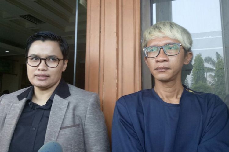 Aming bersama kuasa hukumnya Devi Waluyo diabadikan usai Aming membacakan ikrar talak terhadap Evelyn di Pengadilan Agama Jakarta Selatan, Senin (24/7/2017).