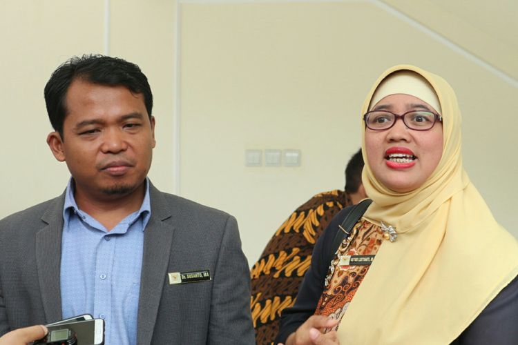 Ketua Komisi Perlindungan Anak Indonesia (KPAI) Susanto (kiri) bersama komisioner KPAI, Retno Listyarti (kanan) ketika ditemui di kantor Wakil Presiden, Jakarta, Senin (6/11/2017). 