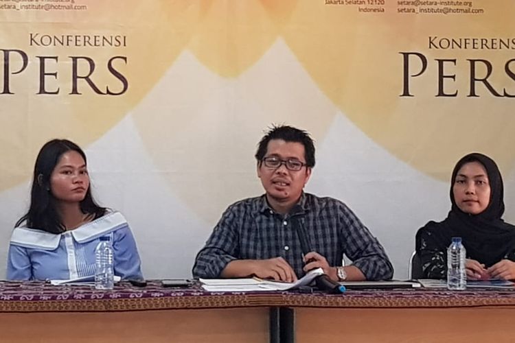 Direktur Eksekutif Setara Institute Ismail Hasani saat memaparkan hasil penelitian Laporan Kinerja Mahkamah Konstitusi 2018-2019 di kantornya, Jalan Hang Leiku II, Kebayoran Baru, Jakarta Selatan, Minggu (18/8/2019).