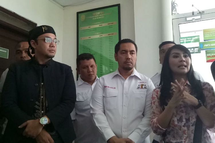 Sandy Tumiwa, Sunan Kalijaga dan Tessa Kaunang saat ditemui usai mediasi di Pengadilan Negeri Jakarta Selatan, Kamis (1/3/2018). 
