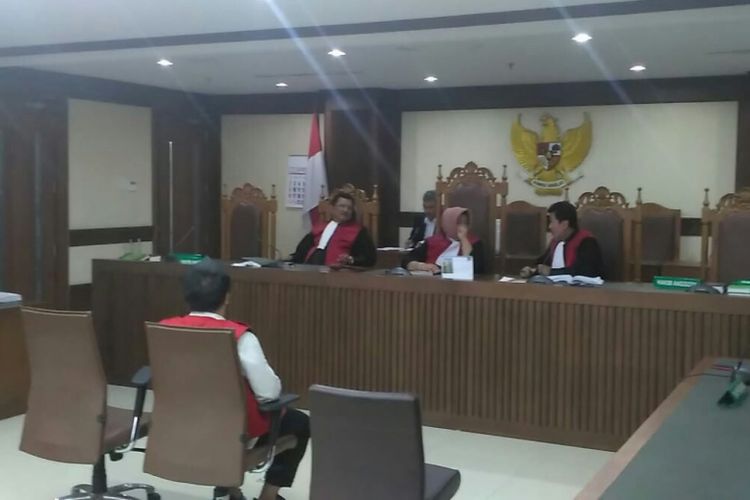 Artis peran dan presenter Augie Fantinus jalani sidang lanjutan di Pengadilan Negeri Jakarta Pusat, kawasan Gunung Sahari, Kemayoran, Senin (25/2/2019).