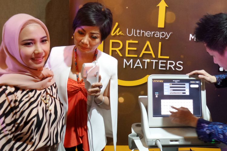 Presiden direktur Miracle Group dr Lanny Juniarti ketika mendemonstrasikan mesin Ultherapy pada acara peluncuran aplikasi Real Matters ID di The Hook Cafe, Kebayoran Baru, Jakarta Selatan, Jumat (7/9/2018).