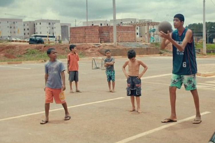 Gabriel Gomes, remaja 12 tahun asal Brasil, menderita gigantisme yang membuatnya tumbuh sangat tinggi. (Daily Mail)