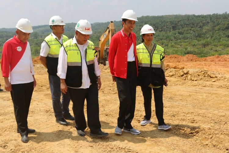 Presiden Joko Widodo didampingi Menteri PUPR Basuki Hadimuljono dan Menteri BUMN Rini Soemarno saat meninjau Seksi I ruas jalan tol Pekanbaru - Kandis - Dumai, Minggu (23/7/2017). 