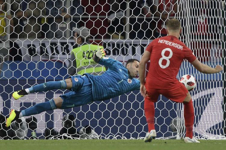 Kiper Kolombia David Ospina menggagalkan tendangan pemain Inggris Jordan Henderson saat adu penalti pada laga 16 besar Piala Dunia 2018 di Otkrytiye Arena, Selasa (3/7/2018) atau Rabu dini hari WIB. Inggris menang 4-3 dalam drama adu penalti dan memastikan tiket ke perempat final.