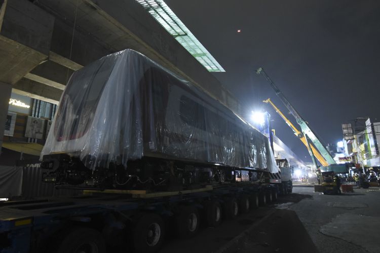 Sebuah kereta LRT (Light Rail Transit) dibawa dari Pelabuhan Tanjung Priok untuk diangkut ke jalurnya di Kelapa Gading, Jakarta, Minggu (15/7) dini hari. Jelang pengoperasian LRT Jakarta Koridor I fase I (Kelapa Gading-Velodrome), sebanyak delapan kereta LRT akan dibawa dari Deramaga Pelabuhan Tanjung Priok dan diangkat ke jalurnya di Kelapa Gading. ANTARA FOTO/Hafidz Mubarak A/aww/18.