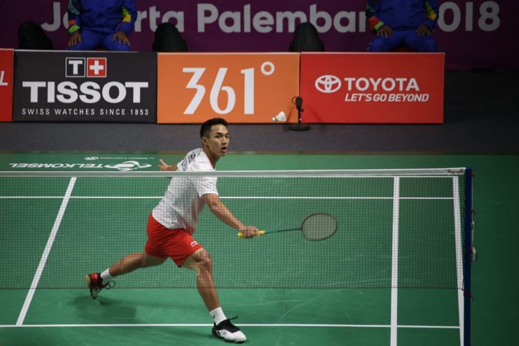 Menteri Koordinator Bidang Pembangunan Manusia dan Kebudayaan (Menko PMK) Puan Maharani memberikan semangat pada tim bulu tangkis beregu putra Indonesia di final Asian Games 2018, Istora Senayan, Rabu (23/8/2018).
 
