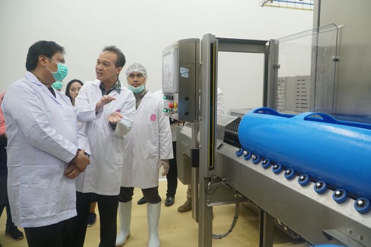Managing Director PT Sewu Segar Primatama Richard Anthony saat memperlihatkan fasilitas Cold-Pressed Juice dengan teknologi high pressure dari Re.Juve kepada Menteri Perindustrian RI Airlangga Hartarto di Cikupa, Banten, Rabu (12/12/2018).