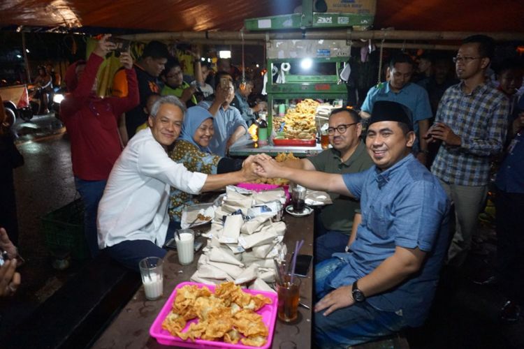 Para calon gubernur Jateng menikmati hidangan malam di sebuah Angkringan di Jalan Pamularsih Semarang, Kamis (19/4/2018) malam. 