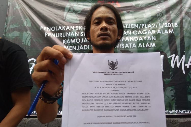 Aktivis lingkungan memperlihatkan salinan surat keputusan penurunan status cagar alam Kamojang dan Papandayan menjadi taman wisata alam, Rabu (23/1/2019).