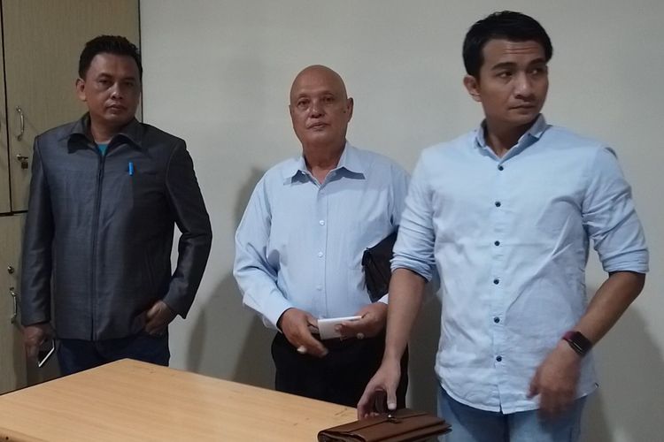 Ketua Tim Pengacara Daniel Tangkau saat memberikan keterangan pers di Rumah Sakit Pro Medika Pontianak, Kalimantan Barat, Rabu (11/4/2018)