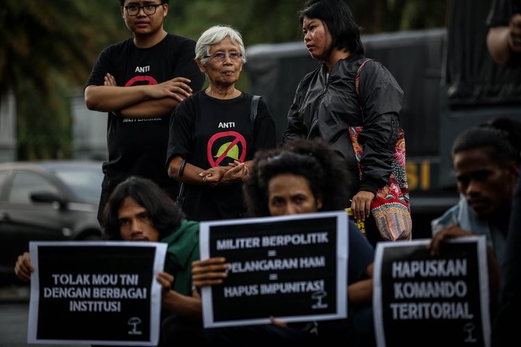 Aktivis mengikuti aksi kamisan ke-575 yang digelar oleh Jaringan Solidaritas Korban untuk Keadilan di depan Istana Merdeka, Jakarta Pusat, Kamis (21/2/2019). Mereka menuntut penyelesaian kasus-kasus pelanggaran hak asasi manusia (HAM) berat yang hingga kini belum ditangani.