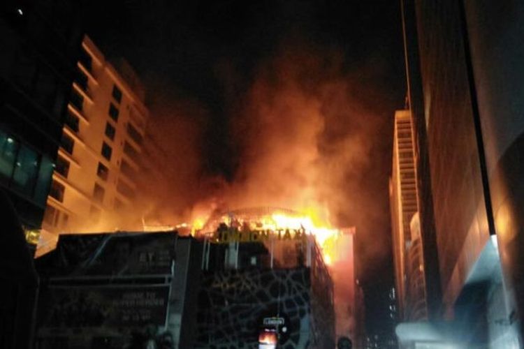 Kebakaran terjadi di bangunan komersial, di kompleks Kamala Mills, Mumbai tengah sekitar pukul 01.30 waktu setempat. (The Indian Express)