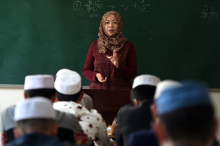 Siswa Muslim di China tengah mengikuti pelajaran di sekolah. Selama musim libur musim dingin, siswa muslim di Guanghe, provinsi Gansu dilarang mendatangi masjid maupun mengikuti kegiatan keagamaan.