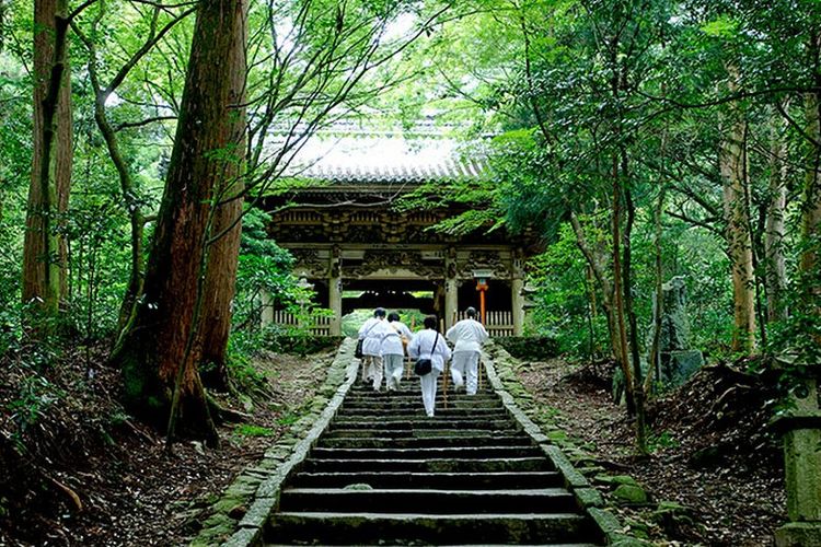 Peziarah di salah satu kuil yang berada di Pulau Shikoku.