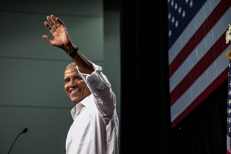 Mantan Presiden AS Barack Obama melambaikan tangan ke arah massa saat hadir dalam sebuah kampanye di Anaheim Convention Center pada 8 September 2018. 