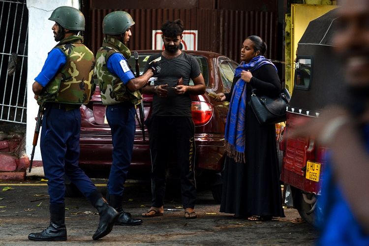 Seorang perempuan Muslim Sri Lanka (kanan) menjalani pemeriksaan aparat keamanan di Kolombo pada Rabu (30/4/2019). Tragedi bom Minggu Paskah yang disusul larangan mengenakan cadar membuat para perempuan Muslim negeri itu terpaksa menanggalkan hijab, cadar, atau abaya yang biasa mereka kenakan. 